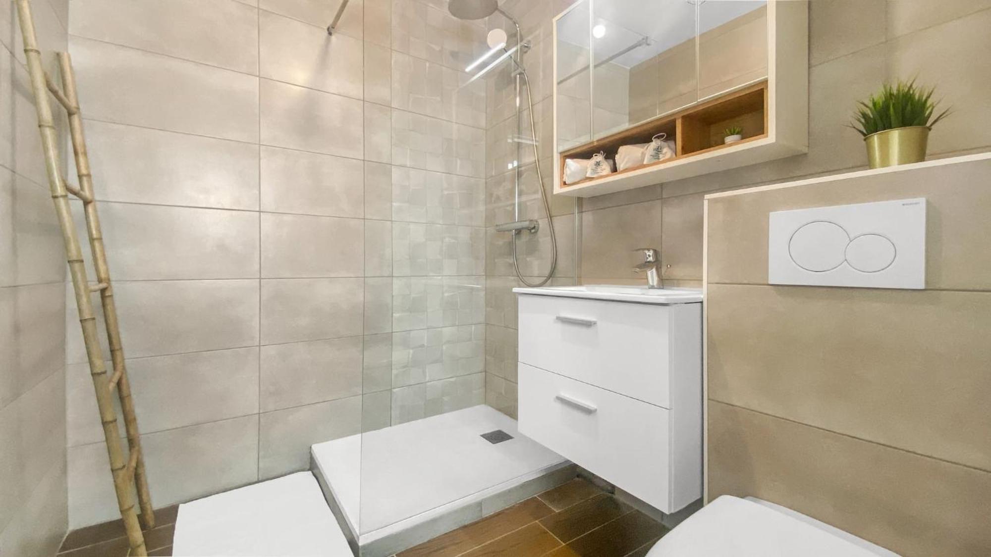 Homey Forest - Hypercentre - Proche Gare Et Tram - Wifi & Netflix Annemasse Ngoại thất bức ảnh